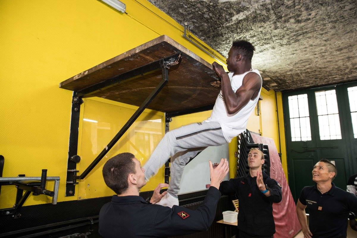 (7 photos) : Mamoudou Gassama intègre les sapeurs-pompiers