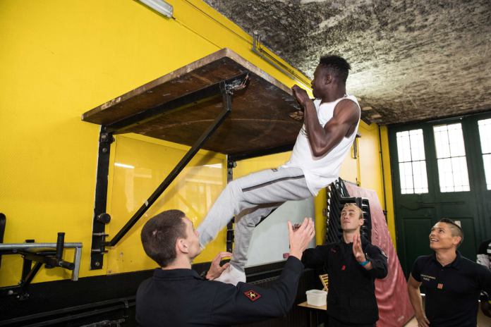 En images – Mamadou Gassama chez les Sapeurs pompiers français