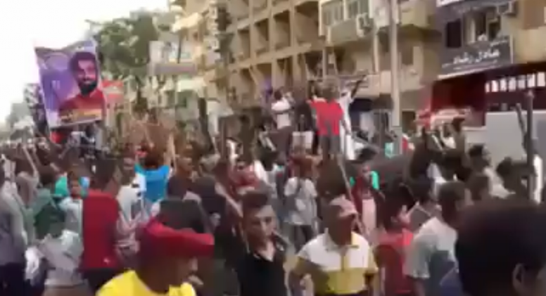 Vidéo: des supporteurs des Pharaons armés, manifestent devant l’ambassade d’Espagne, en Egypte