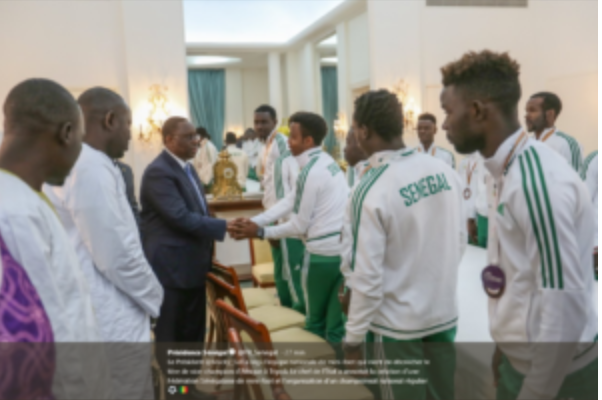 Arrêt sur image – Macky Sall avec les lions