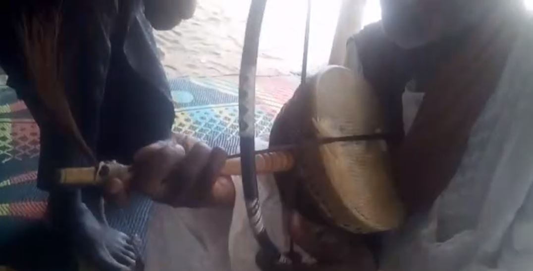 Vidéo: Il joue l’Hymne national du Sénégal sur du « Riiti » (violon Africain)… Regardez