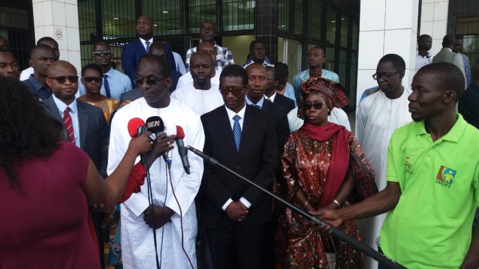 (17 Photos) – Le ministre de la Santé offre des ambulances neuves aux Universités du Sénégal. Regardez !