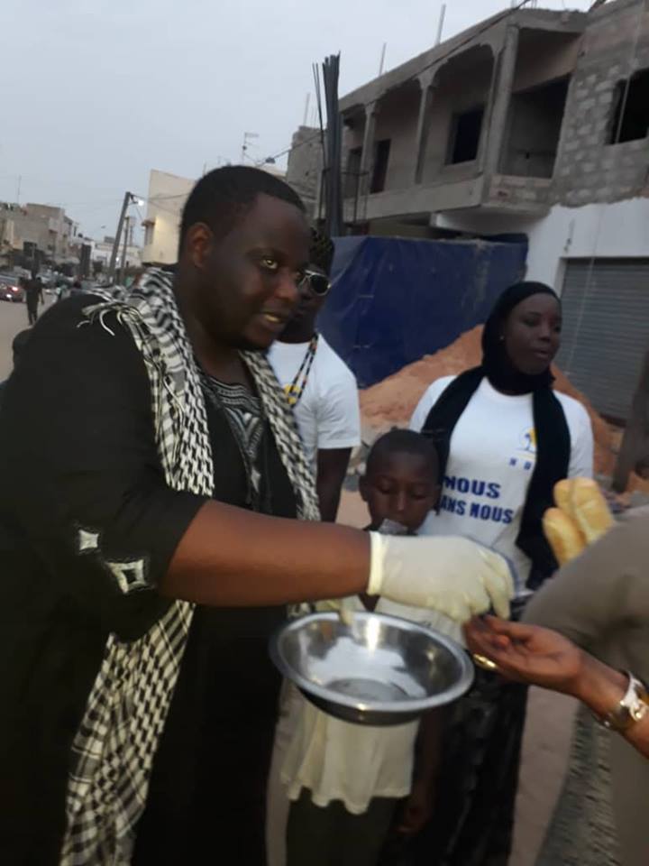 Photos: Distribution de Ndogou de Tann Bombe et de sa troupe dans les rues de Dakar