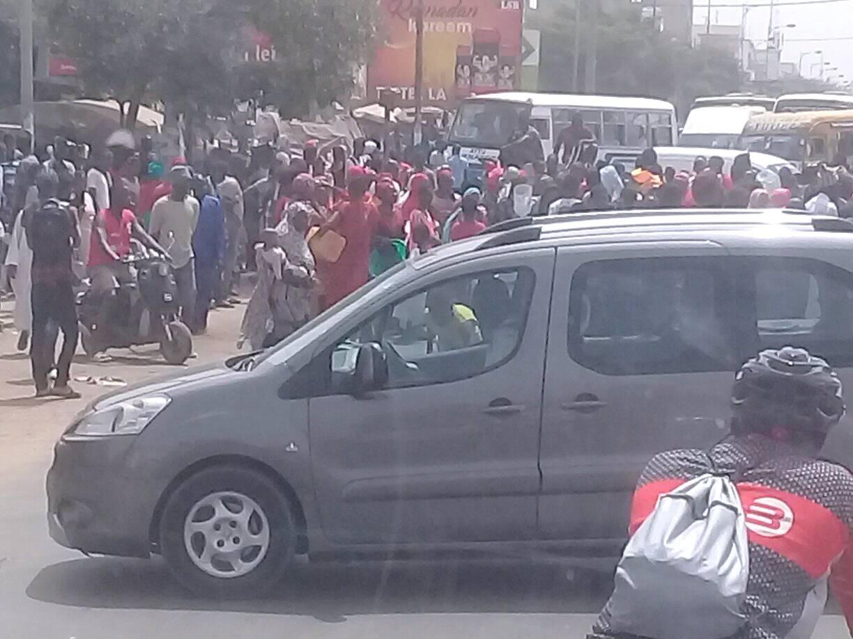 Photos: Les populations de Parcelles manifestent à cause de la pénurie d’eau