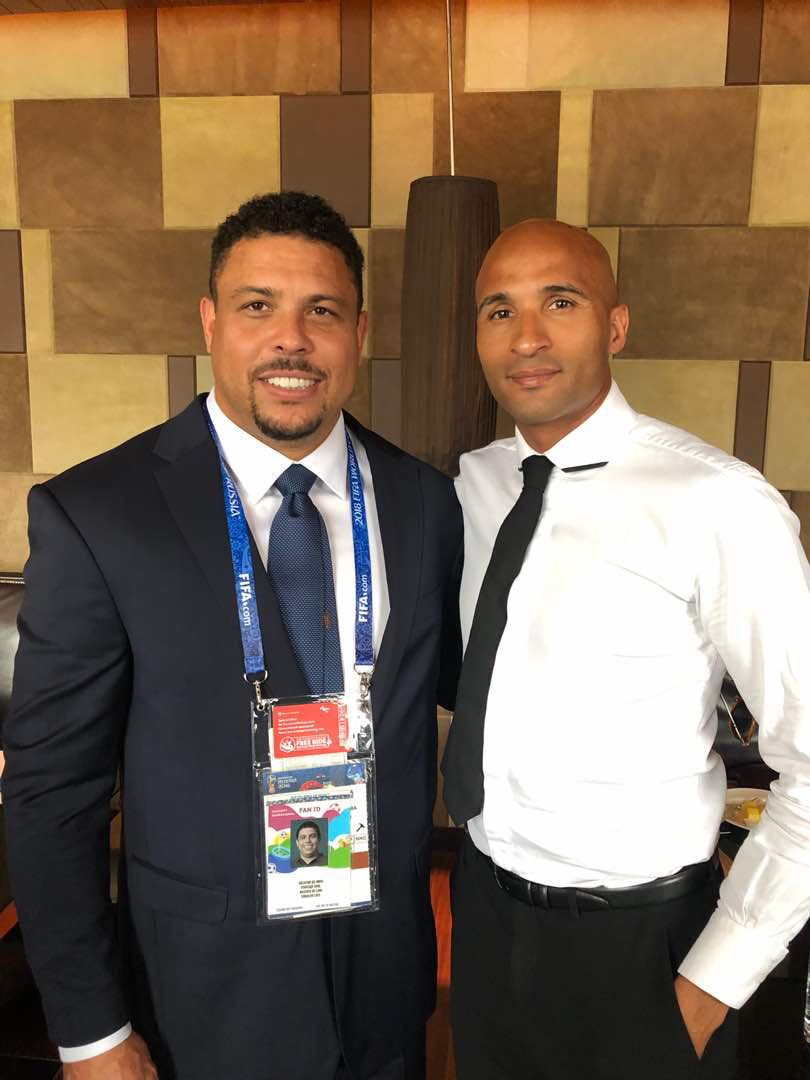 Mondial 2018 – Arrêt sur image: Diomansy Kamara pose avec El fenomeno Ronaldo