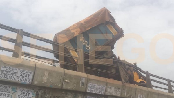 Photos – Un camion s’est renversé sur l’échangeur du Poste-Thiaroye…