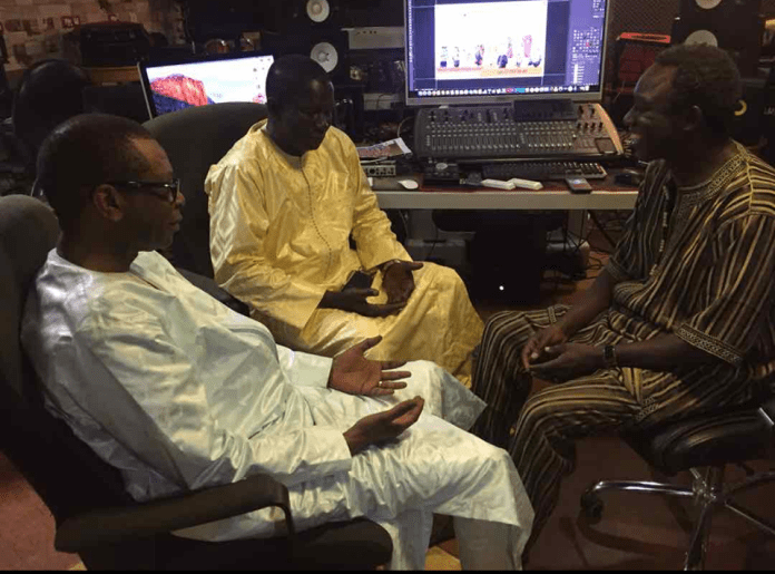 Photos: Youssou Ndour se rend chez Thione Seck pour…