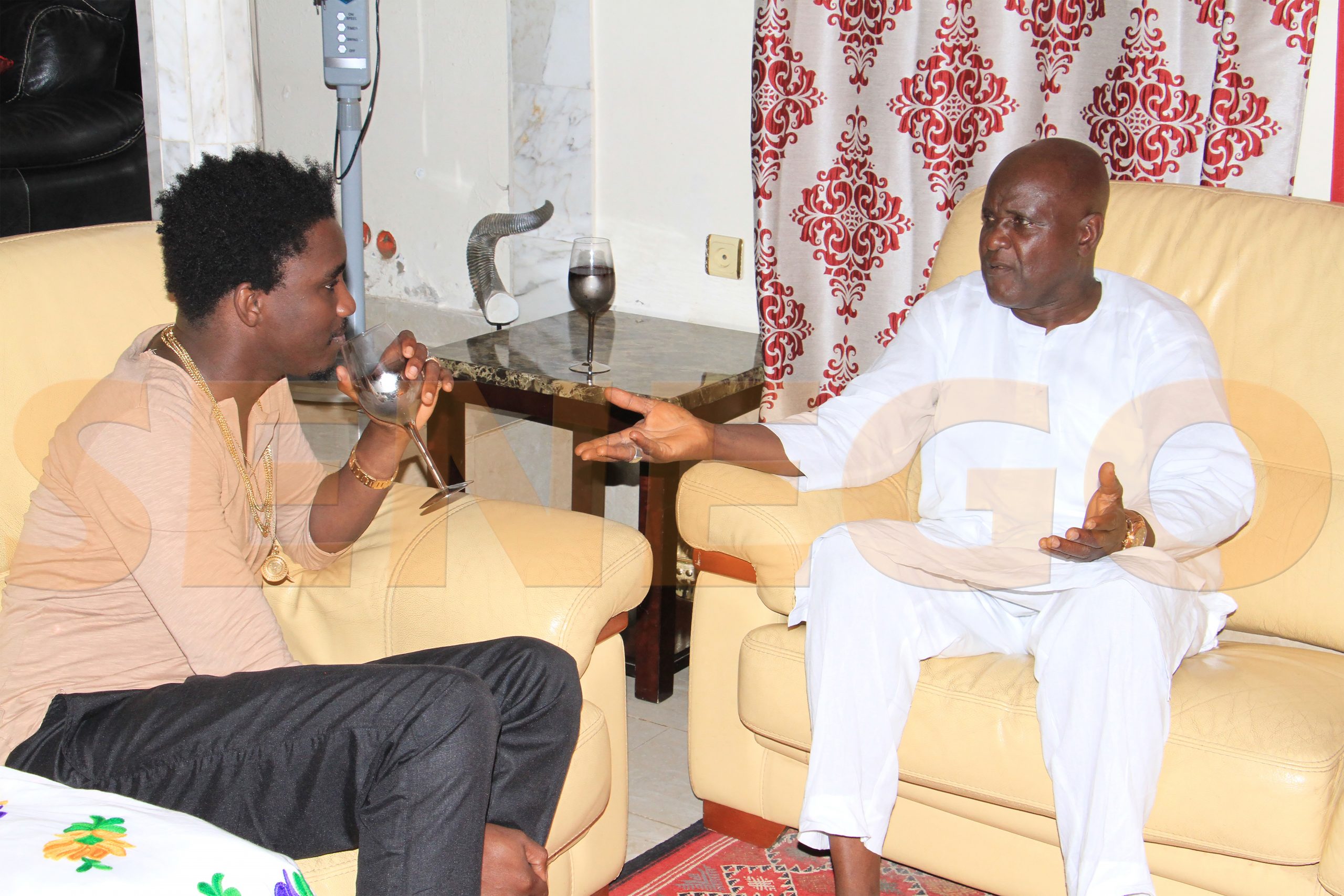 (Photos) Visite inopinée de Waly Seck : D’intenses moments de convivialité entre Ismaila Lo et son « fils »