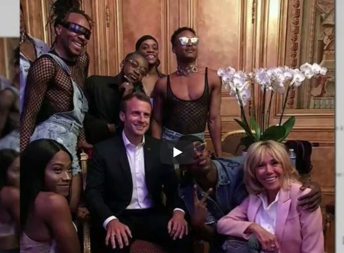 Vidéo – Fête de la musique: Macron invite des homosexuels « fils d’immigré, noir »- L’opposition choquée…