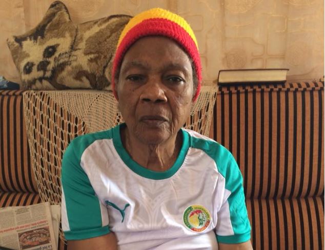 Arrêt sur image: Grand-mère avec son chapelet, en maillot pour la victoire du Sénégal contre la Pologne