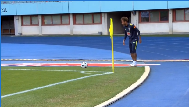 Vidéo – Brésil: Neymar régale à l’entrainement avec un corner direct tiré derrière la ligne