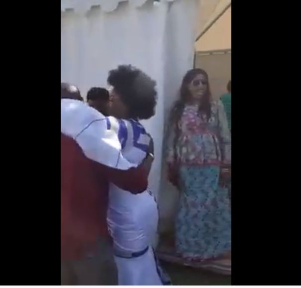 Vidéo – A Paris, la star malienne Oumou Sangaré félicite Mamoudou Gassama et Lassana Bathily