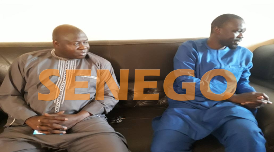En image: Ousmane Sonko chez Seydina Fall Bougazelly pour lui présenter ses condoléances…