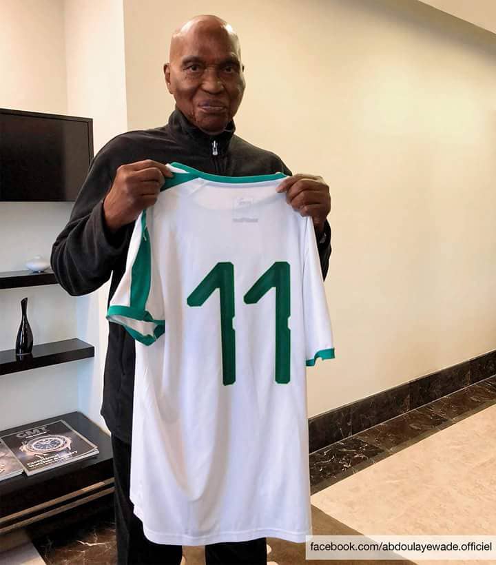 CDM 2018 – En image, Cheikh Ndoye offre à Me Wade un maillot du Sénégal