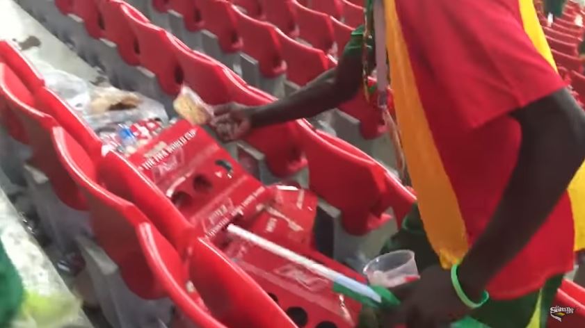 Vidéo: Au lieu de célébrer la victoire sur la Pologne, des supporters sénégalais nettoient les tribunes