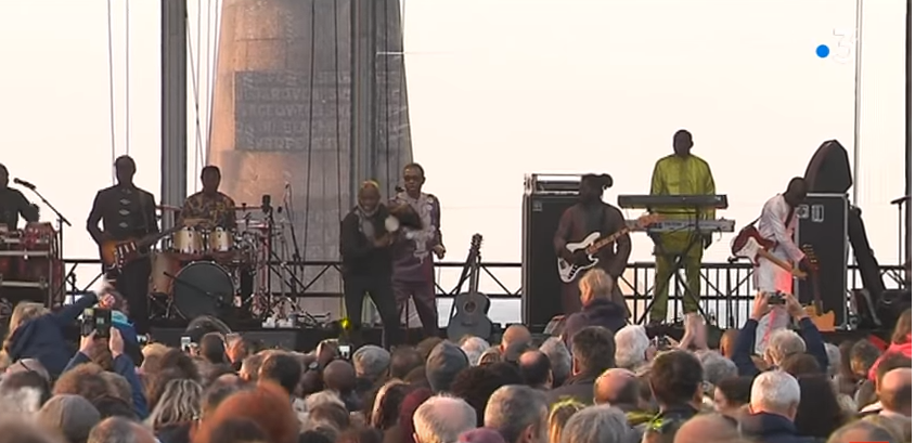 Vidéo – Concert de la paix : Youssou Ndour réunit 8200 spectateurs sur une plage …