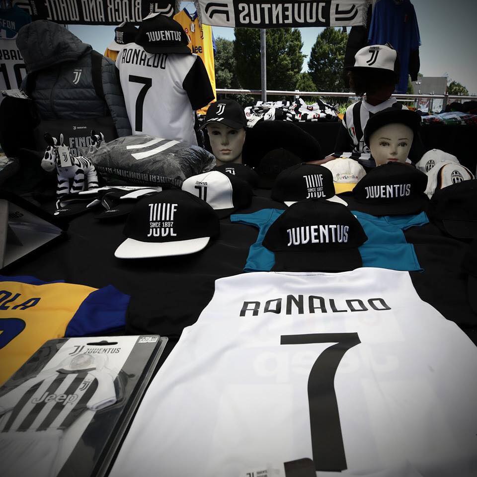 (03 Photos) Juventus: Les maillots de CR7 déjà mis en vente