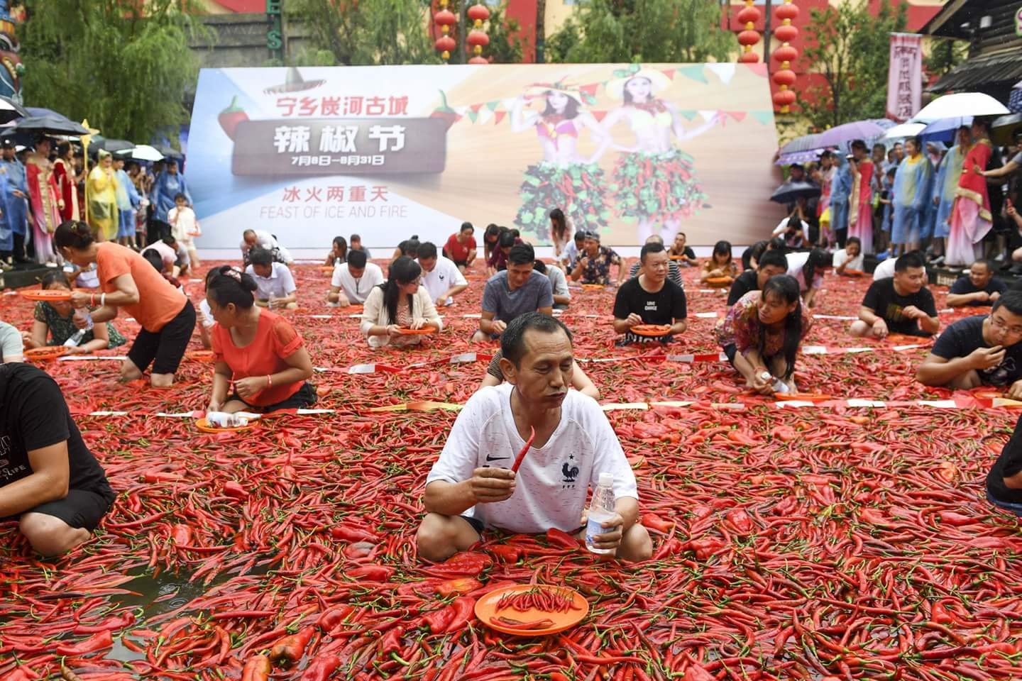 Photos: Un Chinois avale 50 piments en une minute