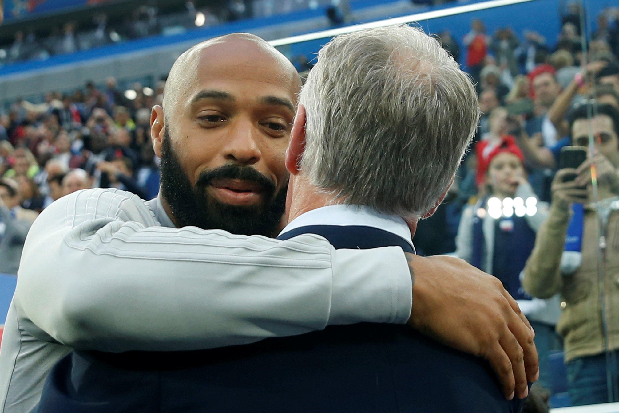 France-Belgique: La très belle image entre Didier Deschamps et Thierry Henry