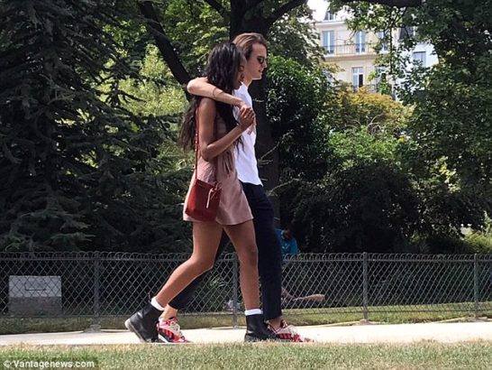 Arrêt sur image: Malia Obama est amoureuse, elle s’affiche avec son « boyfriend » dans les rues de Paris