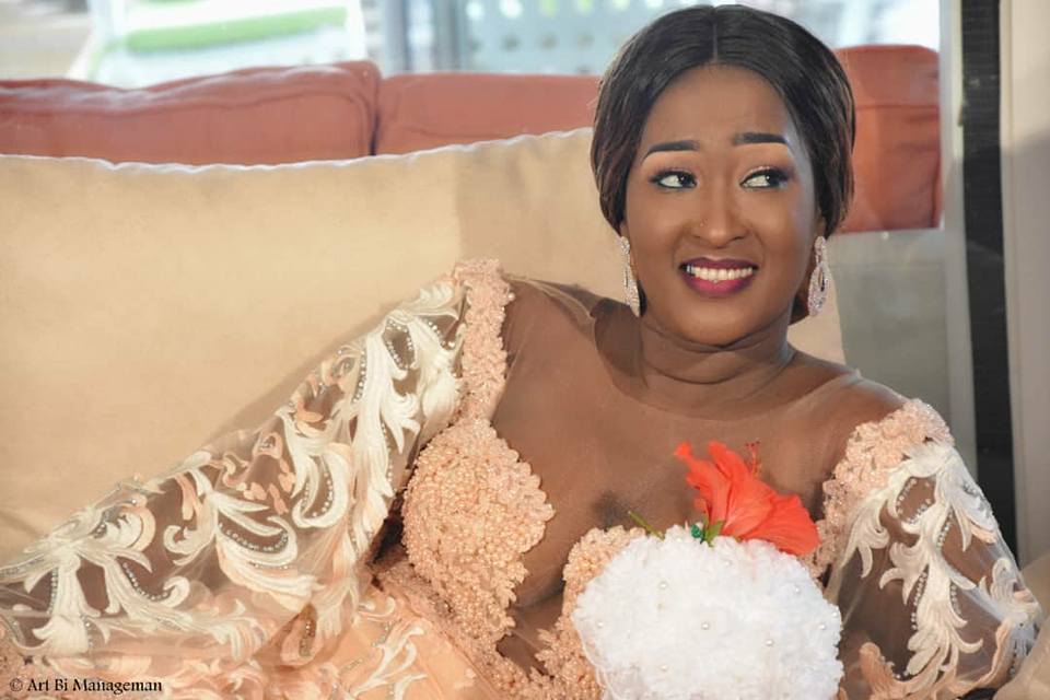 Photos: Yama rayonnante dans une sublime robe de mariée