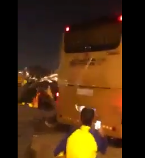 Vidéo : Éliminés du mondial, les joueurs d’Arabie Saoudite accueillis par de violents jets de pierres. Regardez !