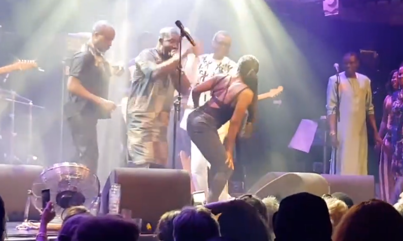 Vidéo: Le leumbeul de cette fille met Mbaye Dieye Faye dans tous ses états