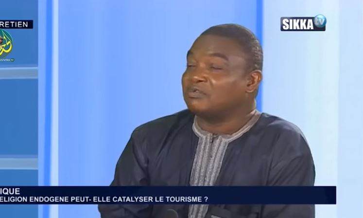 Vidéo: Un romancier répond à un Vaudou qui estimait que le Magal n’est qu’un tourisme religieux. Regardez !