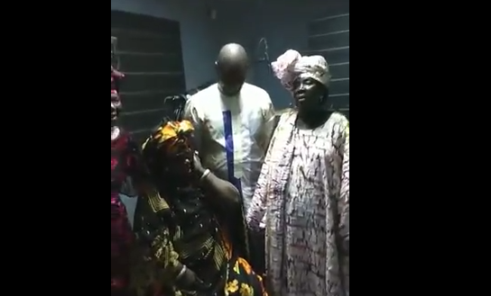 Vidéo: Salam Diallo mijote un duo avec la fille de Yande Codou