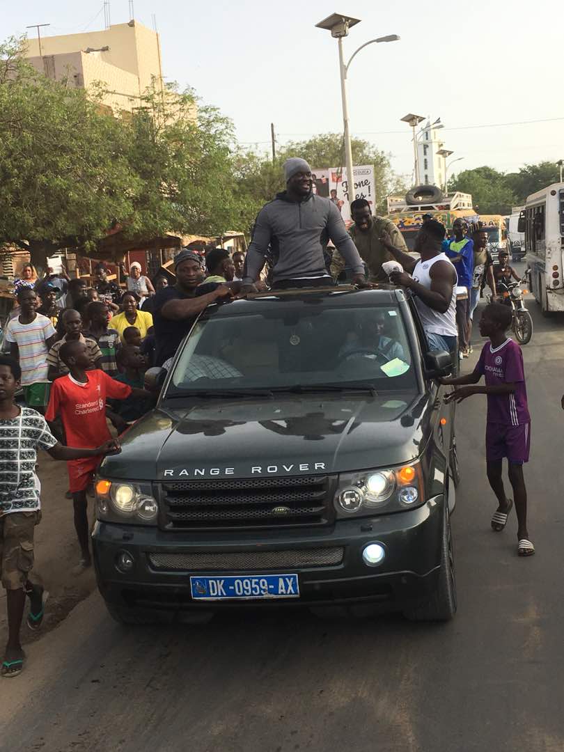 (Vidéo) Eumeu Sène s’offre un bain de foule à Pikine en compagnie de Ama Baldé et Boy Niang