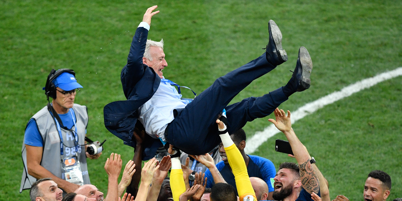 Vidéo : Deschamps porté en triomphe par les 23 Bleus