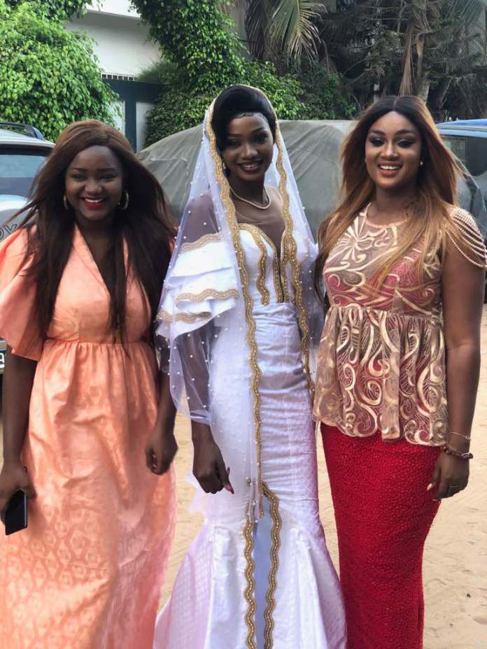 (Photos) : Au mariage de sa petite sœur, Fama Thioune apparaît radieuse en compagnie de son…