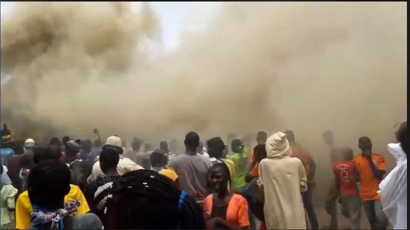 Vidéo – Incendie du marché Ocas, Touba: Les jeunes de Rewmi  réconfortent ces commerçants