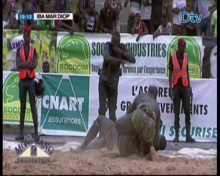 Vidéo – Lutte – Jet Lee renverse Bara Ndiaye
