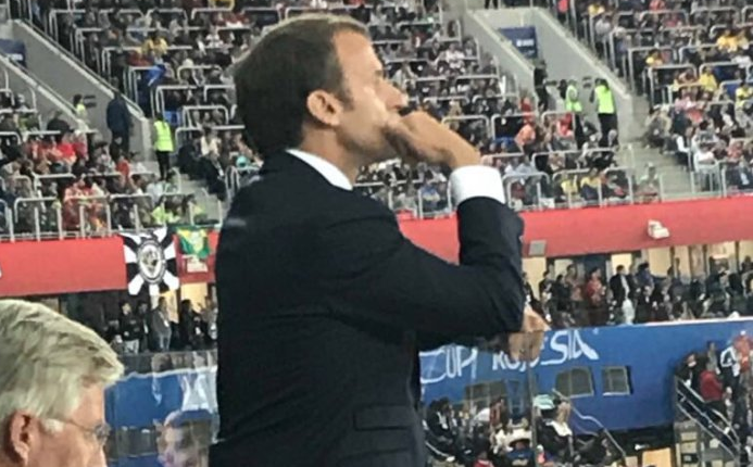 CM 2018 – Arrêt sur image : E. Macron s’est mis debout pour la victoire des bleus