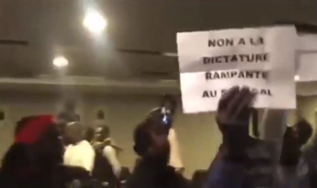 (Vidéo) Visite de Macky Sall en Afrique du Sud – Des partisans de Karim Wade perturbent le meeting des apéristes, Regardez!