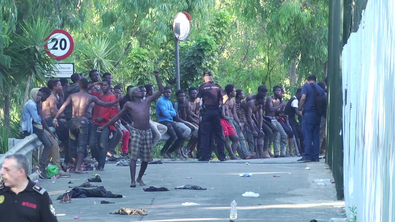 Vidéo – une centaine de migrants africains forcent la frontière Maroc-Espagne à Ceuta