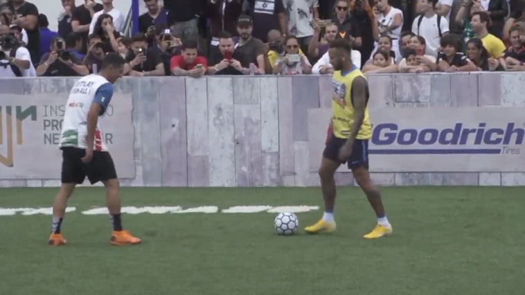 Vidéo: Neymar mystifie deux adversaires dans un tournoi de five