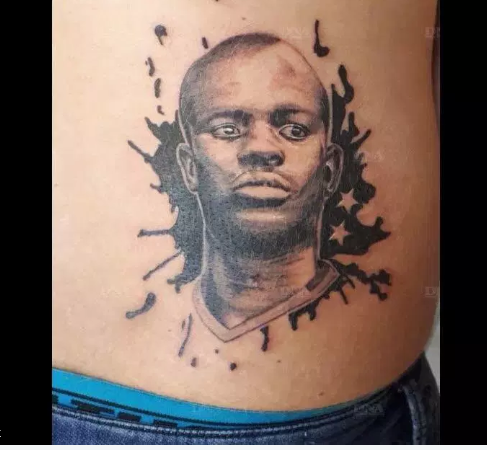 Un footballeur s’est fait tatouer le visage de N’golo Kanté sur le dos…