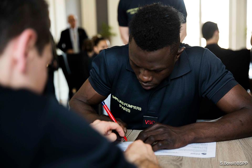 Mamadou Gassama a signé son contrat avec la brigade des sapeurs-pompiers de Paris