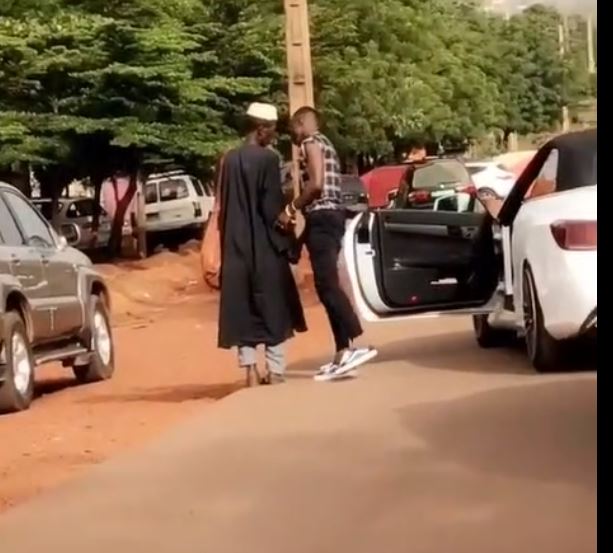 Vidéo – le beau geste de Sidiki Diabaté envers un mendiant non-voyant