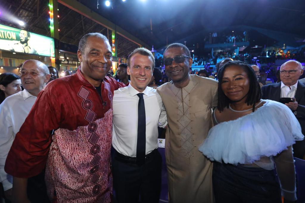 (11 Photos) – Youssou Ndour a fait le Show pour Macron au Nigeria – Regardez