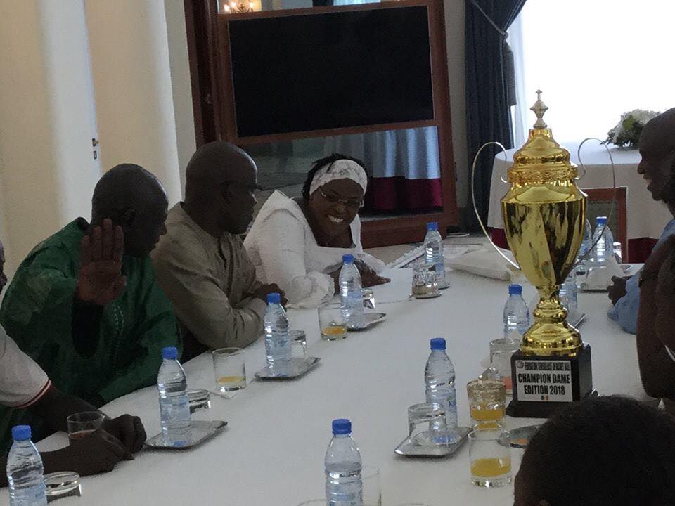 (11 Photos) Le Saint Louis Basket Club a présenté son trophée à Marième Faye Sall, sa marraine, Regardez!