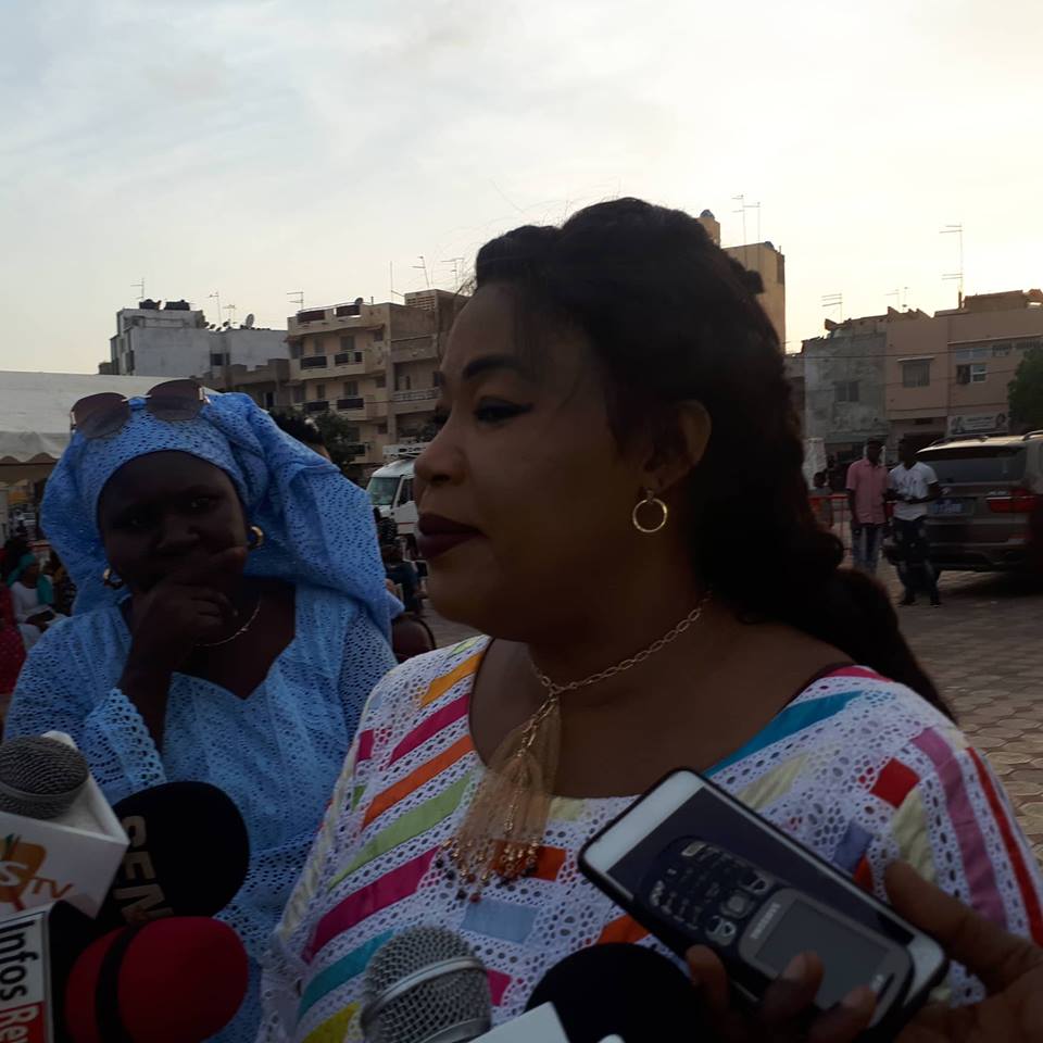 Vidéo: Fatou Gueweul distribue gracieusement des enveloppes à des démunis pour la Tabaski