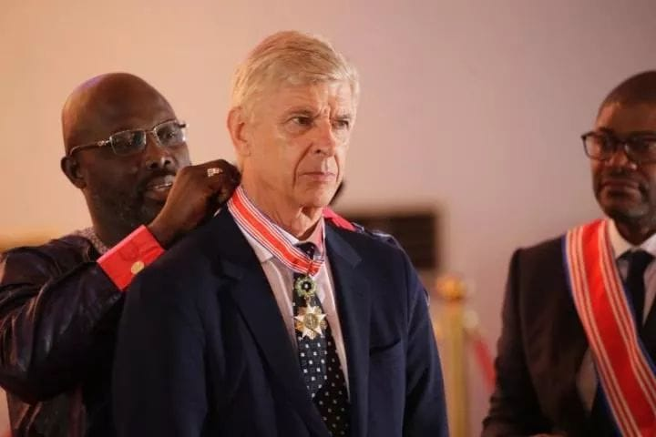 Arrêt sur image: Georges Weah honore son ancien coach Arsène Wenger au Libéria