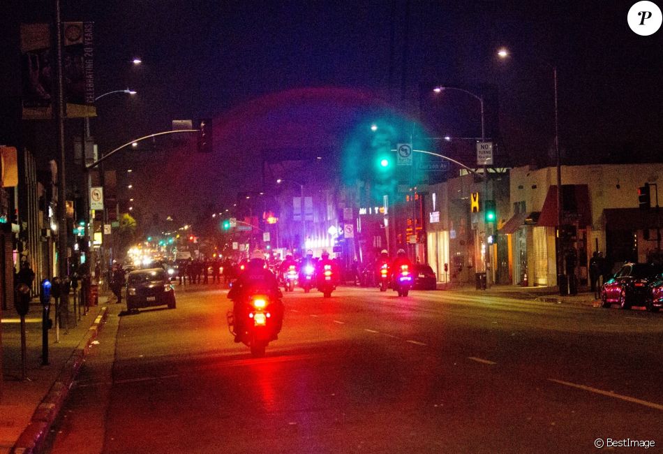 (10 Photos): La police débarque chez Rihanna à Hollywood !