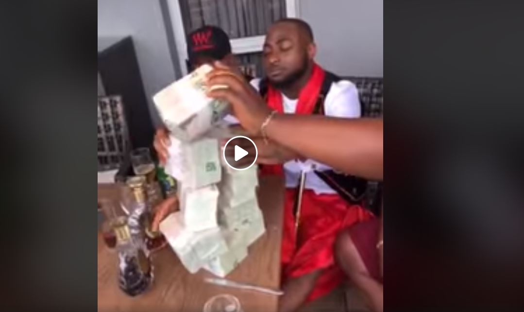 Vidéo – Davido imite Balla Gaye2. Il étale sa fortune sur les réseaux sociaux