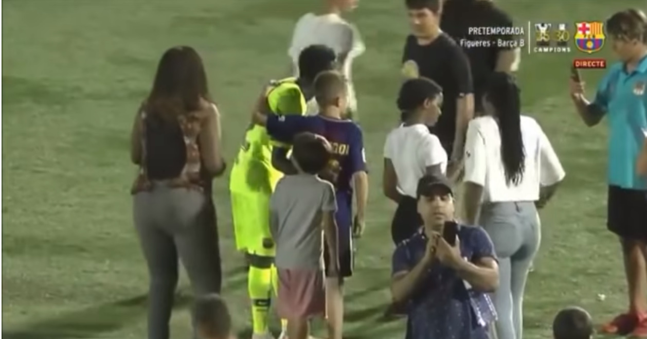 (Vidéo) Foot – Barcelone / Figueres: Des supporters envahissent le terrain pour … Moussa Wagué, Regardez!