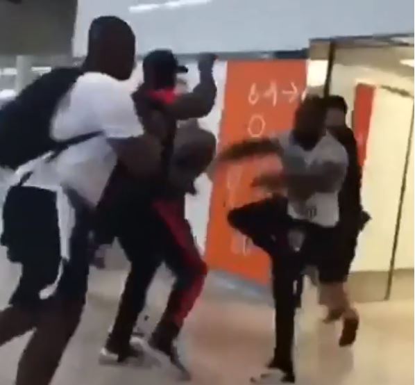 Que s'est-il passé à l'aéroport ? (témoignages) — Booba et Kaaris Que s'est-il passé à l'aéroport ? (témoignages) — Booba et Kaaris
