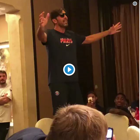 Vidéo : Gianluigi Buffon chante pour son bizutage au PSG